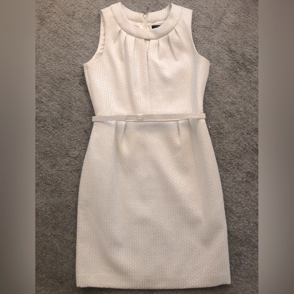 Tahari cream, sleeveless shift dress, Size 8
